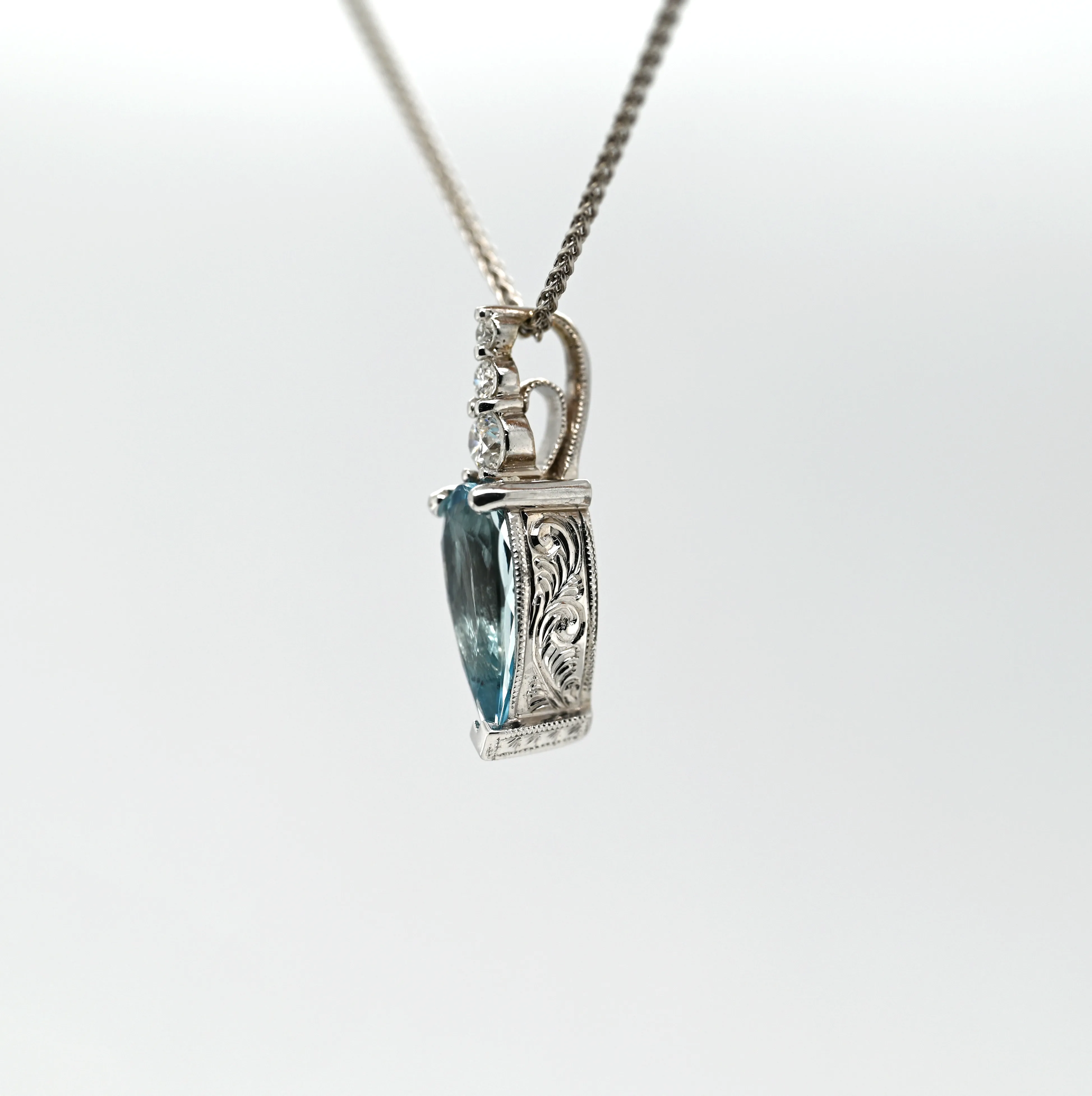 1.36CT NATURAL PEAR AQUAMARINE AND DIAMOND PENDANT