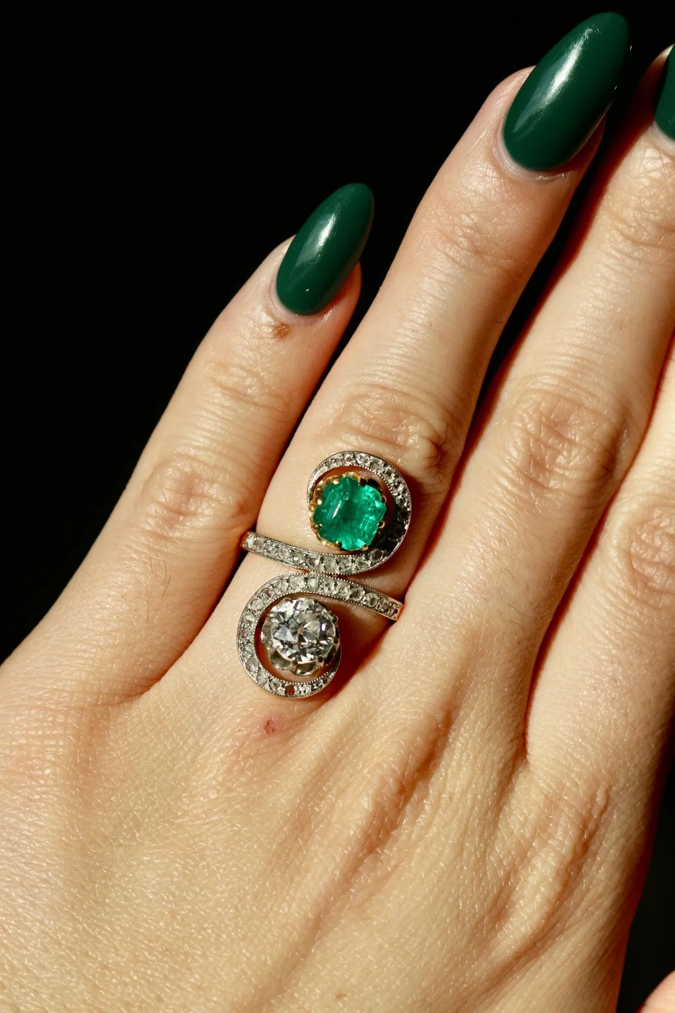 Belle Époque French Emerald and Diamond 18k Yellow Gold Platinum Toi et Moi Ring