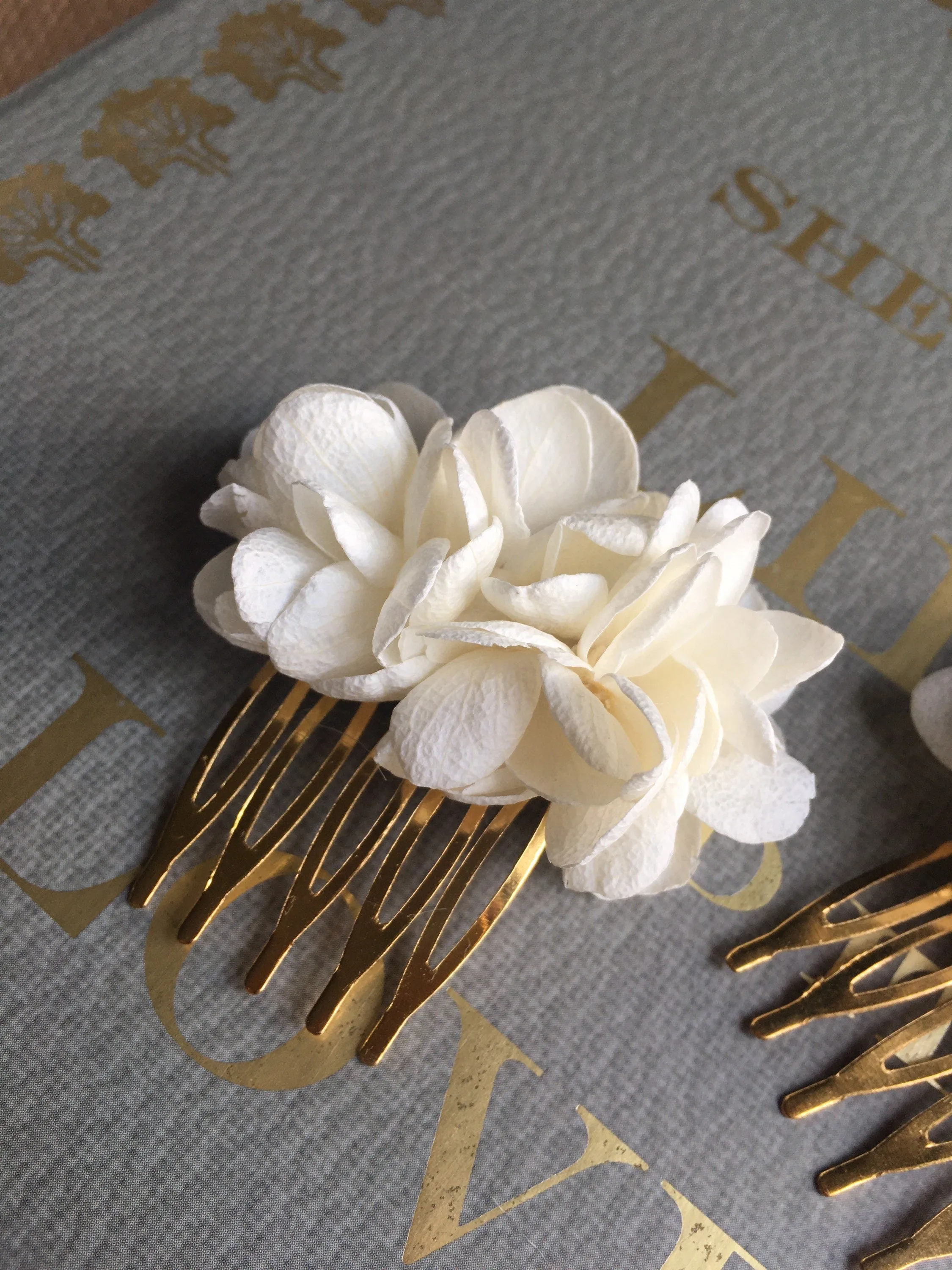 Bridal Flower Mini Comb White Pale Ivory, Minimalist Wedding Hair Pins, Bridal Hair Accessories, Dried Flower Updo Hair Floral Hair Comb